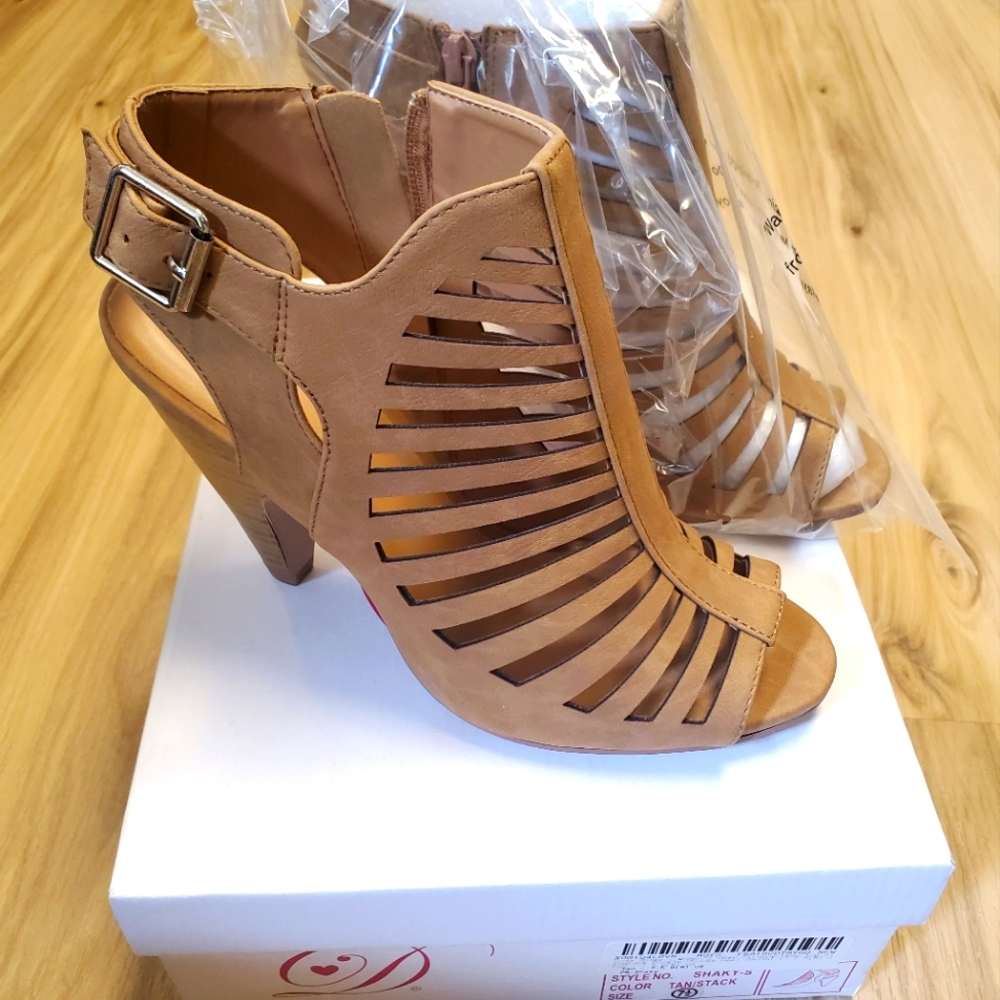 Boutique tan heels. Size 7.5. NEW IN BOX.